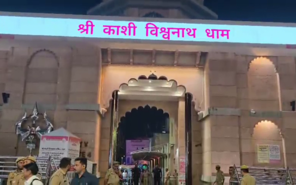 वाराणसी में बाबा काल भैरव और काशी विश्वनाथ मंदिर में दर्शन करते मुख्यमंत्री योगी आदित्यनाथ