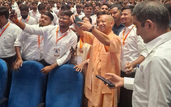 सीएम योगी आदित्यनाथ ने युवाओं से शराब और सपा से सावधान रहने की अपील की